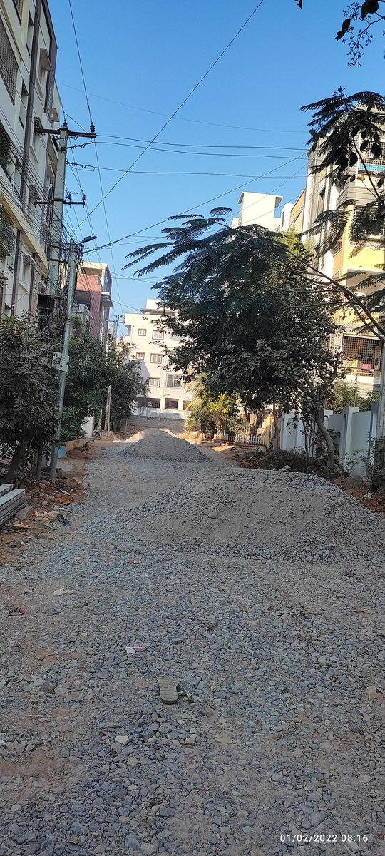 sumith_korak's tweet photo. @GHMCOnline @GadwalvijayaTRS roads veyisthunaru bagundi kani please vesevallaki instructions ivvandi aggregates road madhyala vesthe dead ends lo unna vallaki ibbandi avthadi emergency lo ambulance kuda vellalevu. Side ki space undi kada atu vesthe bhagundedi. https://t.co/j8qev0jihP