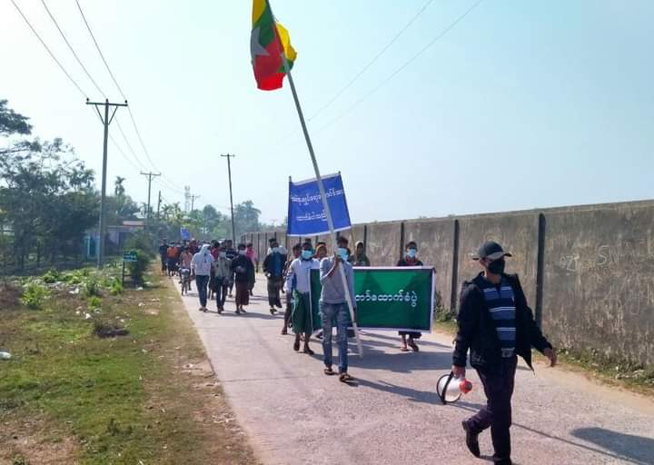 romyothant's tweet photo. The #Myanmar terrorist military forcibly make the #Rohingya and #Hindu participate in military support rally in #Maungdaw today. They were threatened with imprisonment if not included in the rally. 

#WhatsHappeningInMyanmar 
#Feb1_22Coup 

@nslwin @EithinzarMM @YoursRohingya https://t.co/uG6xdnK5uT