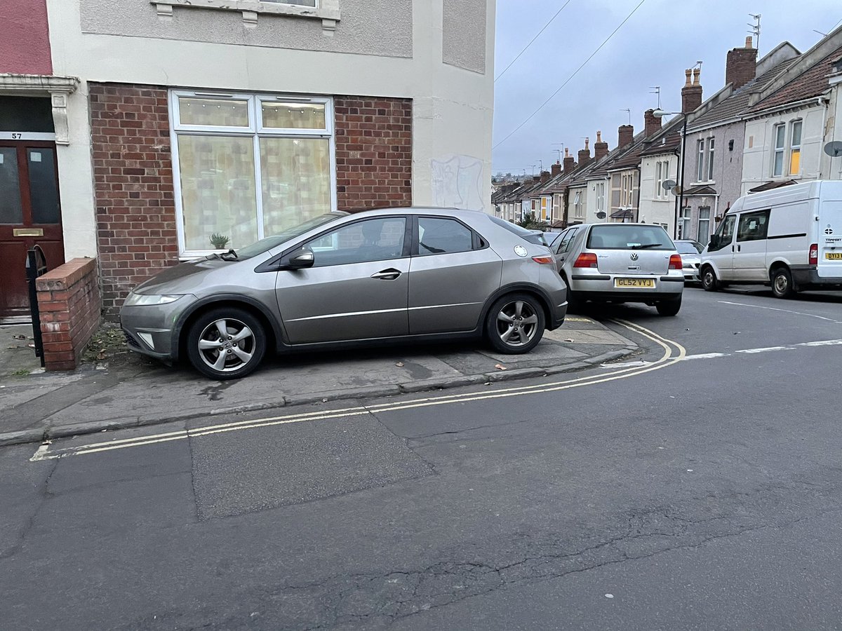ZoeBanksGross's tweet photo. This #pavementparking hinders the school run for so many children every day. https://t.co/B0yB8Rl0vK