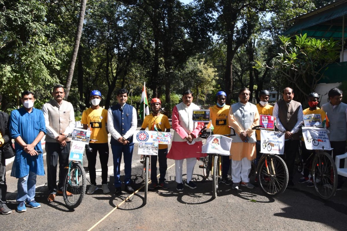 DrMohanYadav51's tweet photo. #यूनिसेफ और #NSS के संयुक्त इंटरशिप 'आगाज' के तहत बाल अधिकारों को लेकर आज छिंदवाड़ा के परासिया से साईकल  चलाकर भोपाल आये #NSS के स्वयंसेवकों से मुलाकात की।

@_NSSIndia @NSSRDBhopal @BJP4MP @BJP4India @ChouhanShivraj @vdsharmabjp @JansamparkMP https://t.co/SYkU5gGXyu