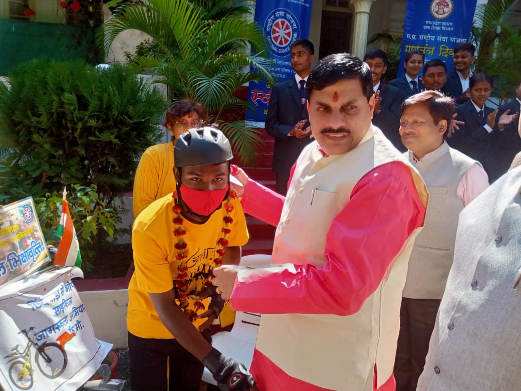 DrMohanYadav51's tweet photo. #यूनिसेफ और #NSS के संयुक्त इंटरशिप 'आगाज' के तहत बाल अधिकारों को लेकर आज छिंदवाड़ा के परासिया से साईकल  चलाकर भोपाल आये #NSS के स्वयंसेवकों से मुलाकात की।

@_NSSIndia @NSSRDBhopal @BJP4MP @BJP4India @ChouhanShivraj @vdsharmabjp @JansamparkMP https://t.co/SYkU5gGXyu