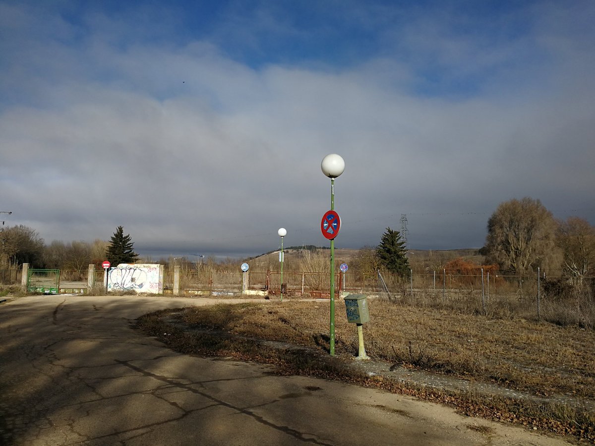 socibur's tweet photo. @diariodeburgos @Aytoburgos 🚘Los tiempos han cambiado y la zona está urbanizada con accesos y aparcamientos disponibles.

🏘️La UBU y urbanizaciones, han hecho desaparecer los riesgos de seguridad y zonas sin edificar en su día.

🚴‍♂️🚶‍♀️🚘🚍Acceso peatonal desde Bda.san Juan Bautista y desde el B° del Pilar https://t.co/gDsu9XyiLW