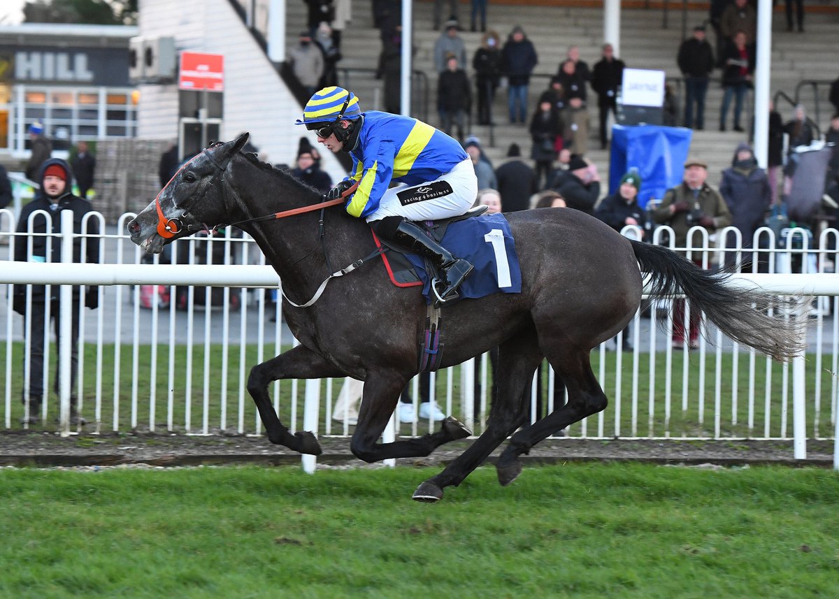 We love this shot of #BurrowSeven &amp; <a href="/OakleyBrown7/">Oakley Brown</a> from his last outing <a href="/WetherbyRaces/">Wetherby Racecourse</a> 
He’s working hard and will be back on track very soon! 
Please RT
burrowseven.com