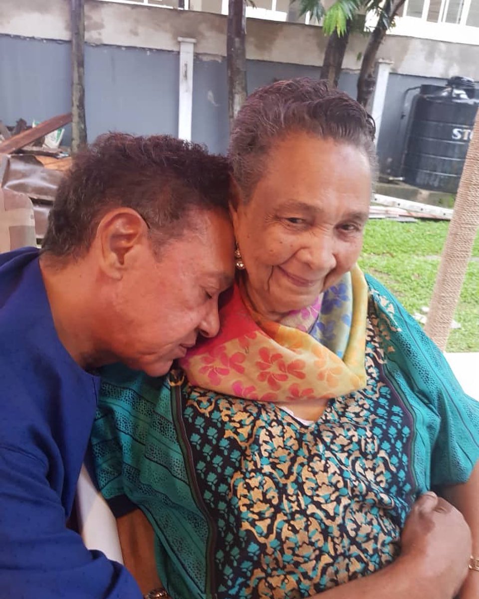 benmurraybruce's tweet photo. Life. Indeed, like sand in the wind, today it’s here, tomorrow it's gone. My mum is gone. She died at 4:40am this morning. My gem of inestimable value, my support system, my best friend, my everything—she’s gone. https://t.co/QF1oUQWMU0