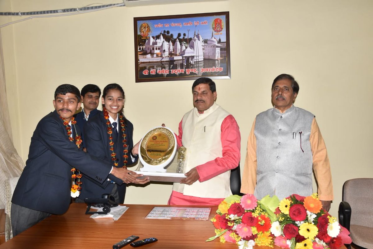 highereduminmp's tweet photo. दिल्ली में आयोजित गणतंत्र दिवस परेड में भाग लेकर लौटे NSS के स्वयंसेवकों ने आज उच्च शिक्षा मंत्री @drmohanyadav51 से भेंट की। उच्च शिक्षा मंत्री ने उन्हें बधाई दी और कहा कि इन स्वयंसेवकों ने प्रदेश का मान बढ़ाया।इस अवसर पर NSS के राज्य कार्यक्रम अधिकारी आर के विजय भी उपस्थित रहे। https://t.co/qNItXolaC0