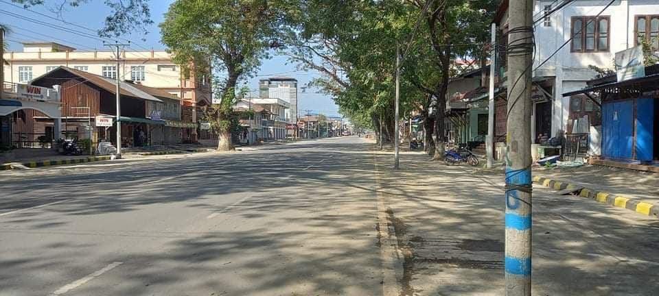 katycho22222's tweet photo. Junctions and roads in #Kalay and #HeHoe have been into fully clearance as people are observing the “#SilentStrike”. Kalay is one of the towns that has anti-junta protest amid the security concern. 🤐

#RedCampaign_1YearOfRevolution 
#2022Feb1Coup #WhatsHappeningInMyanmar https://t.co/zm3oyiiDCD