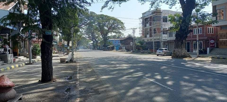 katycho22222's tweet photo. Junctions and roads in #Kalay and #HeHoe have been into fully clearance as people are observing the “#SilentStrike”. Kalay is one of the towns that has anti-junta protest amid the security concern. 🤐

#RedCampaign_1YearOfRevolution 
#2022Feb1Coup #WhatsHappeningInMyanmar https://t.co/zm3oyiiDCD
