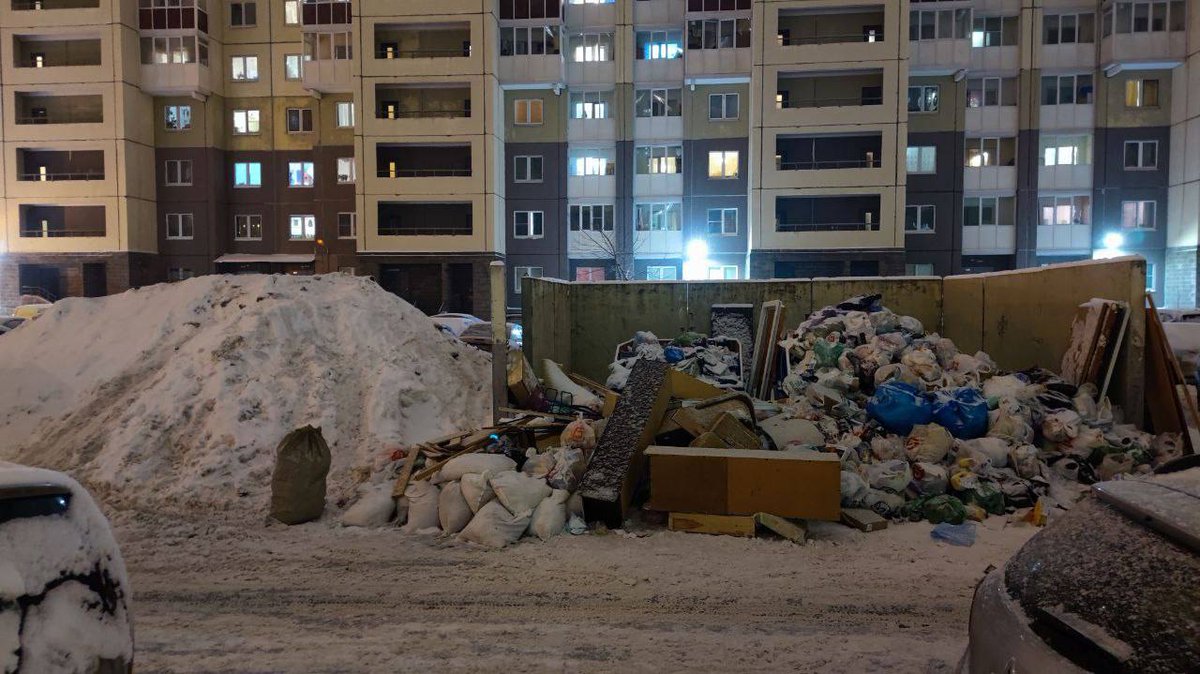 Wild_SPb's tweet photo. В Петербурге две беды: мусор и снег. Обе - невывозимые.

Фото: тг-канал protestspb https://t.co/ZymjQWl90q