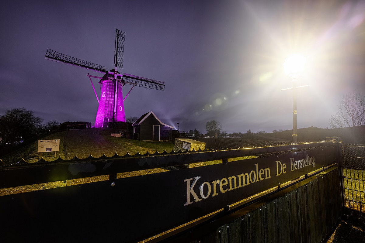 haarlemmermeer's tweet photo. Tijdens #Wereldkankerdag staan mensen over de hele wereld stil bij kanker en de impact van deze ziekte. In #Haarlemmermeer doen we dat door molen De Eersteling en SugarCity voor één dag paars te verlichten. #werkeldKankerOnderzoekFonds #wkof https://t.co/QQLboQsExL