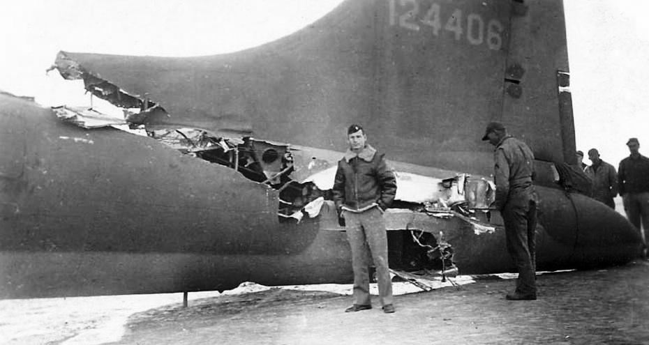 На честном слове и одном крыле. Боинг b-17. B 17 бомбардировщик. B17 летающая крепость подбитый. B17 бомбардировщик архивные.