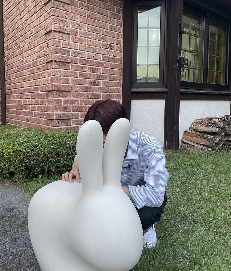 dailyseung2's tweet photo. seungmin hiding behind props will always be adorable to me https://t.co/gfK1BPED1Q