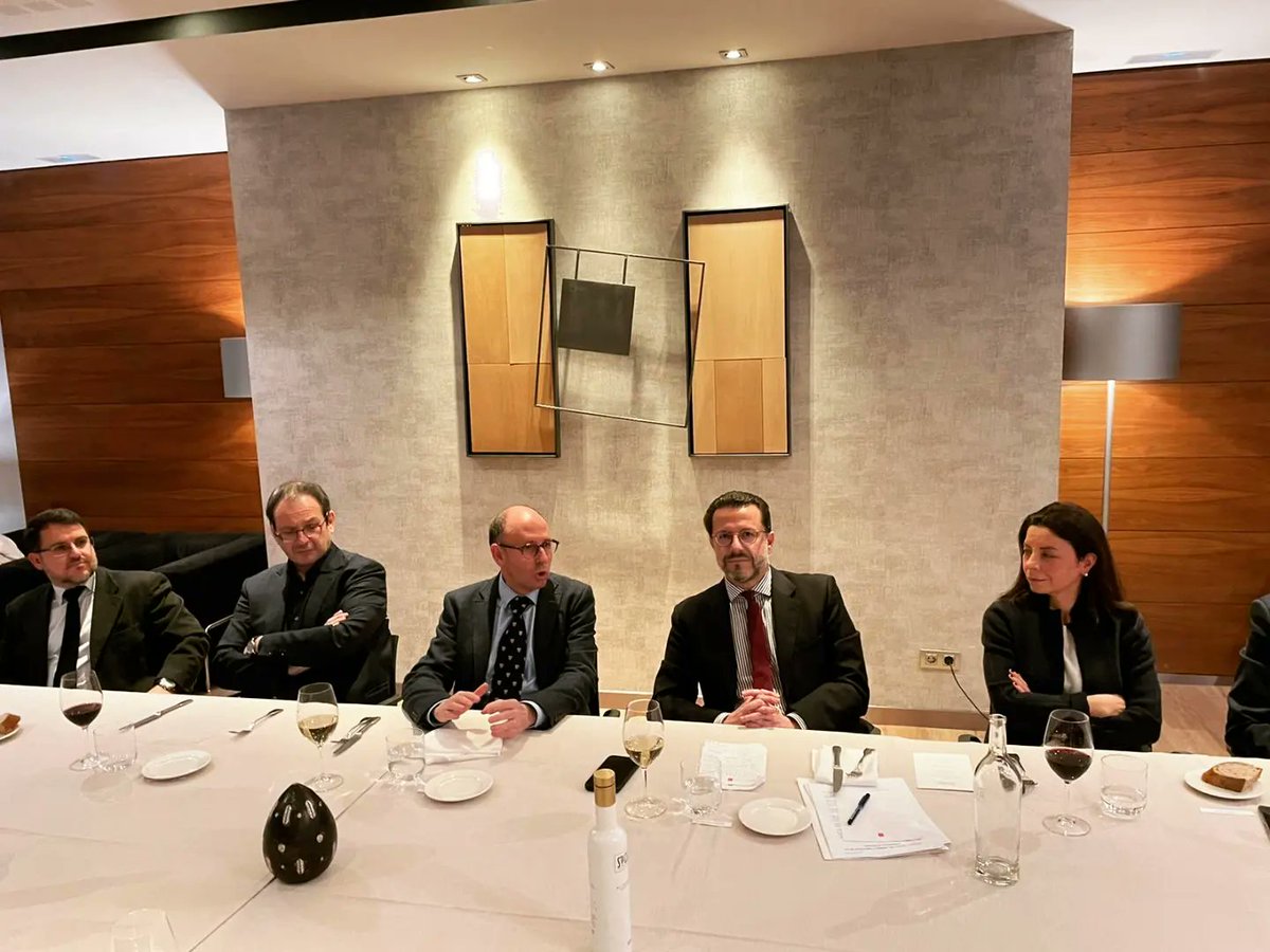 ClubTocqueville's tweet photo. Ayer cenamos con Javier Fernández-Lasquetty, consejero de Economía, Hacienda y Empleo de la Comunidad de Madrid, en Barcelona. 

Un lujo poder escuchar propuestas tan frescas como las que nos transmitió a los socios del @ClubTocqueville. https://t.co/stinpGfk70 https://t.co/vB9ic0oQOK