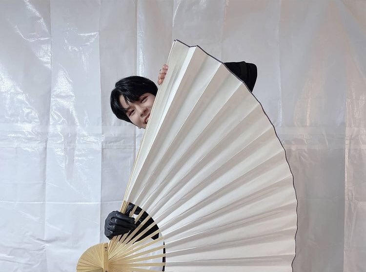 dailyseung2's tweet photo. seungmin hiding behind props will always be adorable to me https://t.co/gfK1BPED1Q
