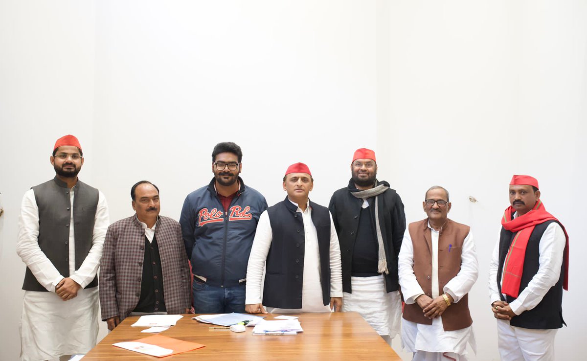 सपा का बढ़ता कारवां !

समाजवादी विचारधारा में आस्था जताते हुए माननीय राष्ट्रीय अध्यक्ष श्री अखिलेश यादव जी की उपस्थिति में सपा में अपने समर्थकों के साथ शामिल हुए पूर्व बीएसपी विधायक श्री उमाशंकर कुशवाहा जी।

आपका स्वागत एवं अभिनंदन।