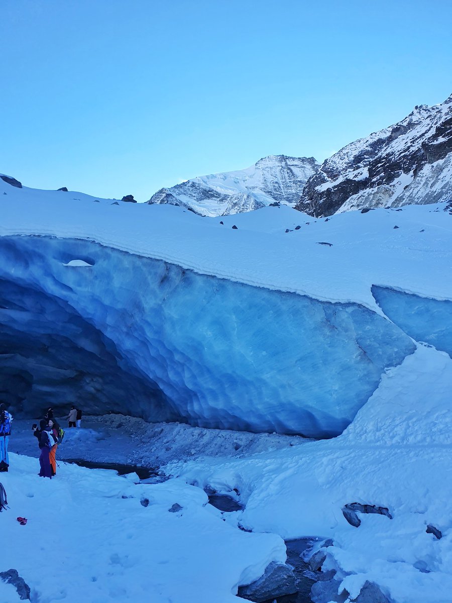 🇨🇭 HIKE 🇨🇭 Zinal glacier 
Starting point:Zinal
Total time: 4-5h
Elevation: 500m
Km: 14
Available only in winter with the good weather conditions. 
#switzerland #switzerland_vacations #swisshike #zinalglacier #zinalcaves #valaishike #hikesuiza #suiza #švajčiarsko