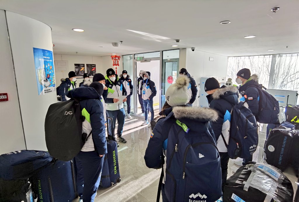 TeamSlovenia's tweet photo. #TeamSlovenia v olimpijski vasi okrepljena z novimi športniki. Prispela je moška ekipa v smučarskih skokih in preostali del ekipe v deskanju na snegu.❄️

#imamoto #teamslovenia #Beijing2022 #ifeelslovenia @feelslovenia @SloskiSZS https://t.co/CP9W5Uz2hH