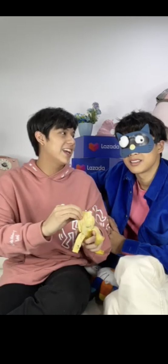 ndimplesn's tweet photo. NANON IS SO EVIL HE WAS ABOUT TO FEED OHM THE BANANA SKIN 😭😭😭 #Lazada22xOhmNanon https://t.co/dEW8o2Az3U