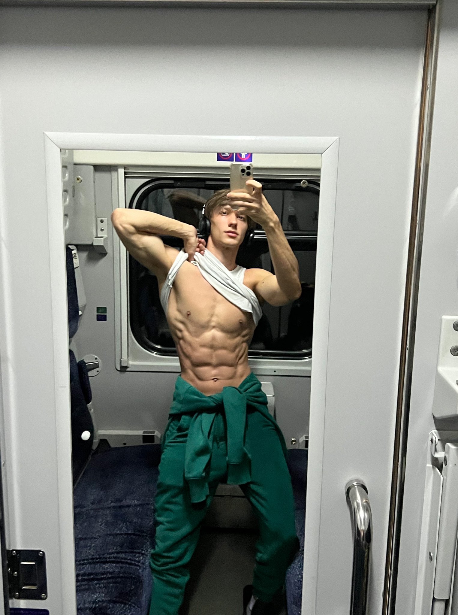Andrii Levchenko on Twitter: "Hot train ride 🚂 https://t.co/lkAYhbG174