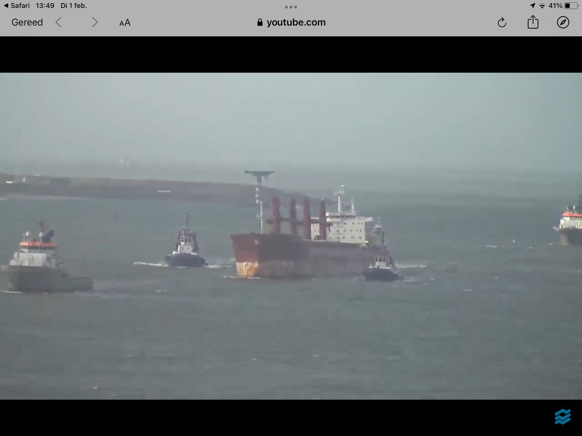 MeteomanTB's tweet photo. De colonne met #juliettaD . Havensleepboten en standby tug (Manta) dichtbij. #sovereign sleept en #multratug is heksleper. https://t.co/Slkt4inRX3