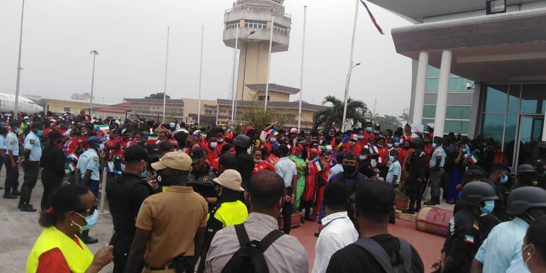 canalsol_tv's tweet photo. Llegada del Nzalang Nacional al aeropuerto de Malabo. Así han sido recibidos nuestros campeones por una gran parte de los seguidores y fans del equipo. Hoy más que nunca TODOS SOMOS NZALANG NACIONAL 🇬🇶🎊 https://t.co/4lIQlTsr7j