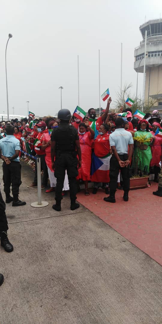 canalsol_tv's tweet photo. Llegada del Nzalang Nacional al aeropuerto de Malabo. Así han sido recibidos nuestros campeones por una gran parte de los seguidores y fans del equipo. Hoy más que nunca TODOS SOMOS NZALANG NACIONAL 🇬🇶🎊 https://t.co/4lIQlTsr7j