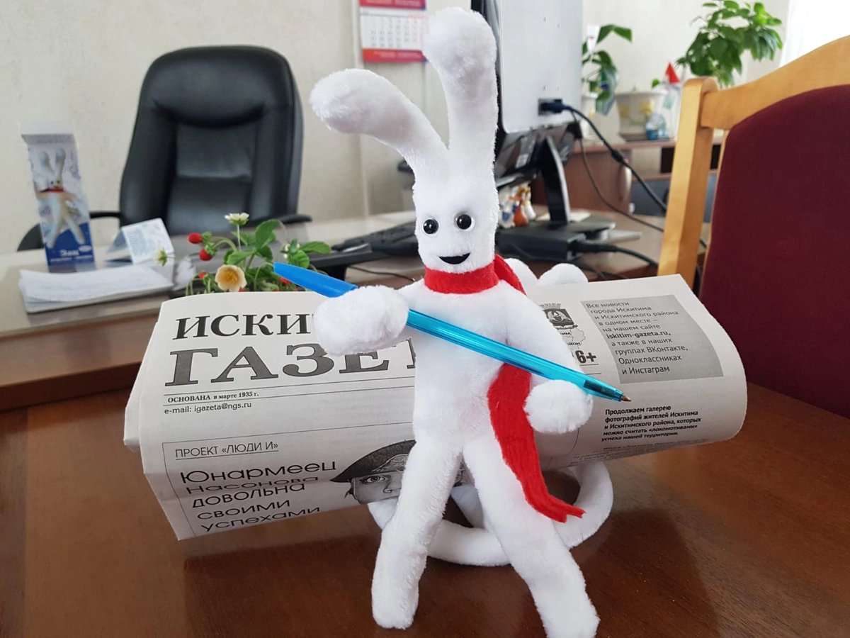 S_Slobodchikov's tweet photo. Зац N303 поселился в Искитимской газете, где я начинал работать 25 лет назад. Коллеги довольны, Зац тоже) #зацыдядисерёжи #зацсибирский #новаясибирскаяигрушка https://t.co/MQ9Q8aAKmP