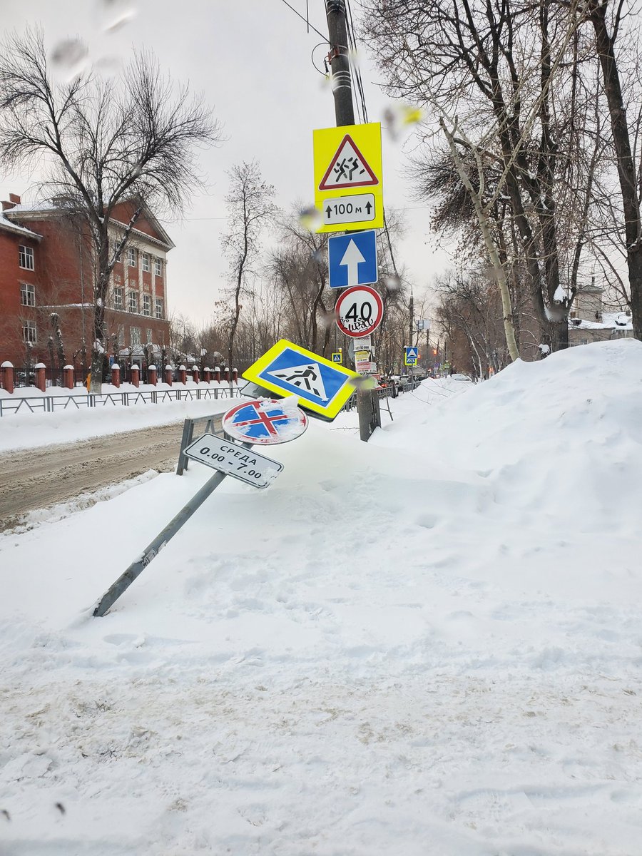 День добрый, уважаемый @DORSIGNAL ! Мощный снегопад уронил дорожный знак на пересечении улиц Севастопольской и Свободы. Поправьте, пожалуйста!