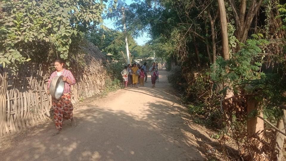 TTFR__Myanmar's tweet photo. Pro-Democracy activists from Sarlingyi,YinnMarPin Tsp staged the regular protest.  #SilentStrike #RedCampaign_1YearOfRevolution #2022Feb1Coup #WhatsHappeningInMyanmar https://t.co/P5zML73e4l