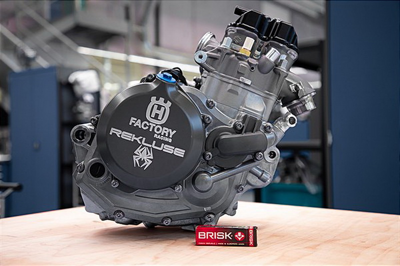 Factory Husky’s voortaan onderweg met BRISK bougies dlvr.it/SJB1wR