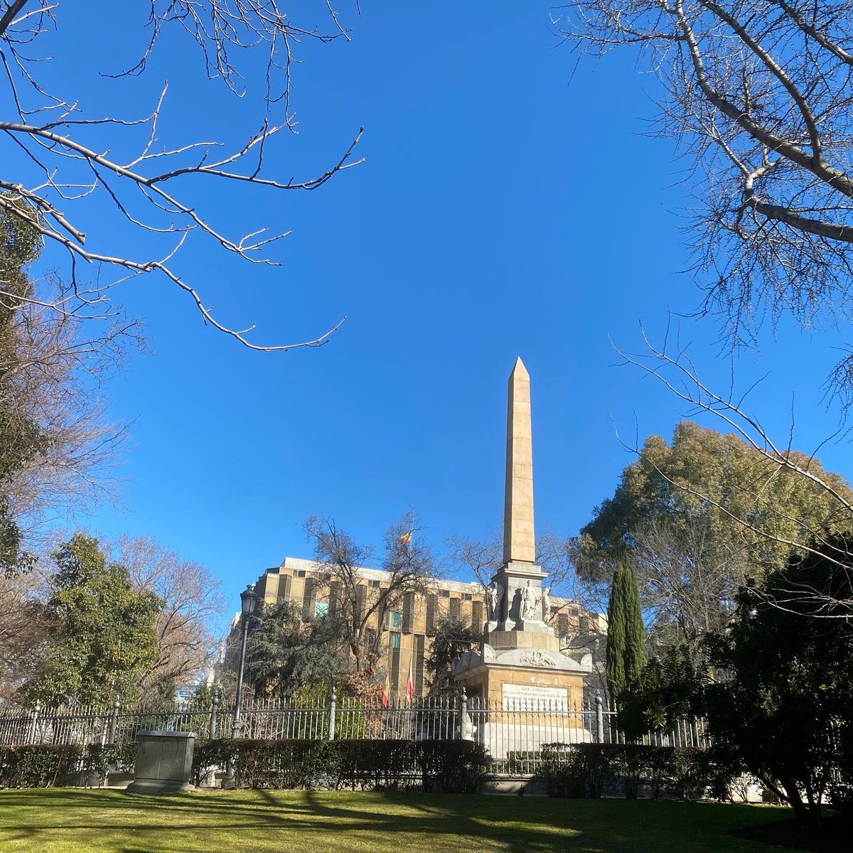 TheGuidesUNeed's tweet photo. A winter sunny morning. You really to come to #Madrid.

#WeLoveThisPlace https://t.co/H5AdT9IADf