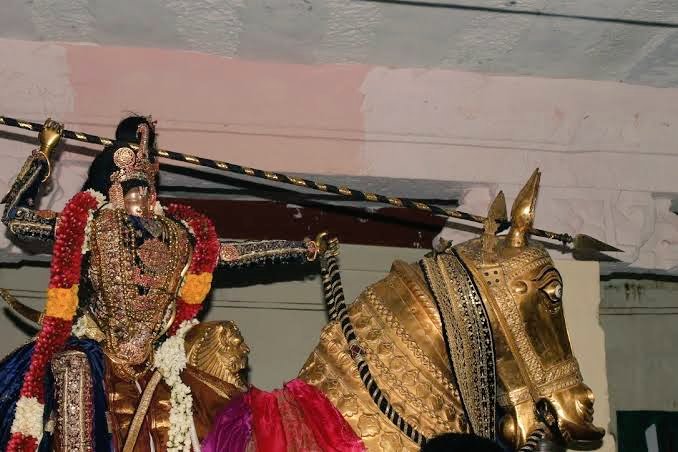 mannarpaktan's tweet photo. பெரிய திருமொழி

ஓதி ஆயிர நாமங்கள் உணர்ந்தவர்க்கு உறுதுயரடையாமல்

 ஏதமின்றி நின்றருளும் நம்பெருந்தகை இருந்த நல் இமயத்து

 தாது மல்கிய பிண்டி விண்டு அலர்கின்ற தழல்புரை எழில் நோக்கி

 பேதை வண்டுகள் எரியென வெருவரு பிரிதி சென்றடை நெஞ்சே

#திருமங்கைஆழ்வார்முத்தரையர்❤💛 https://t.co/lbvEAEkCfD