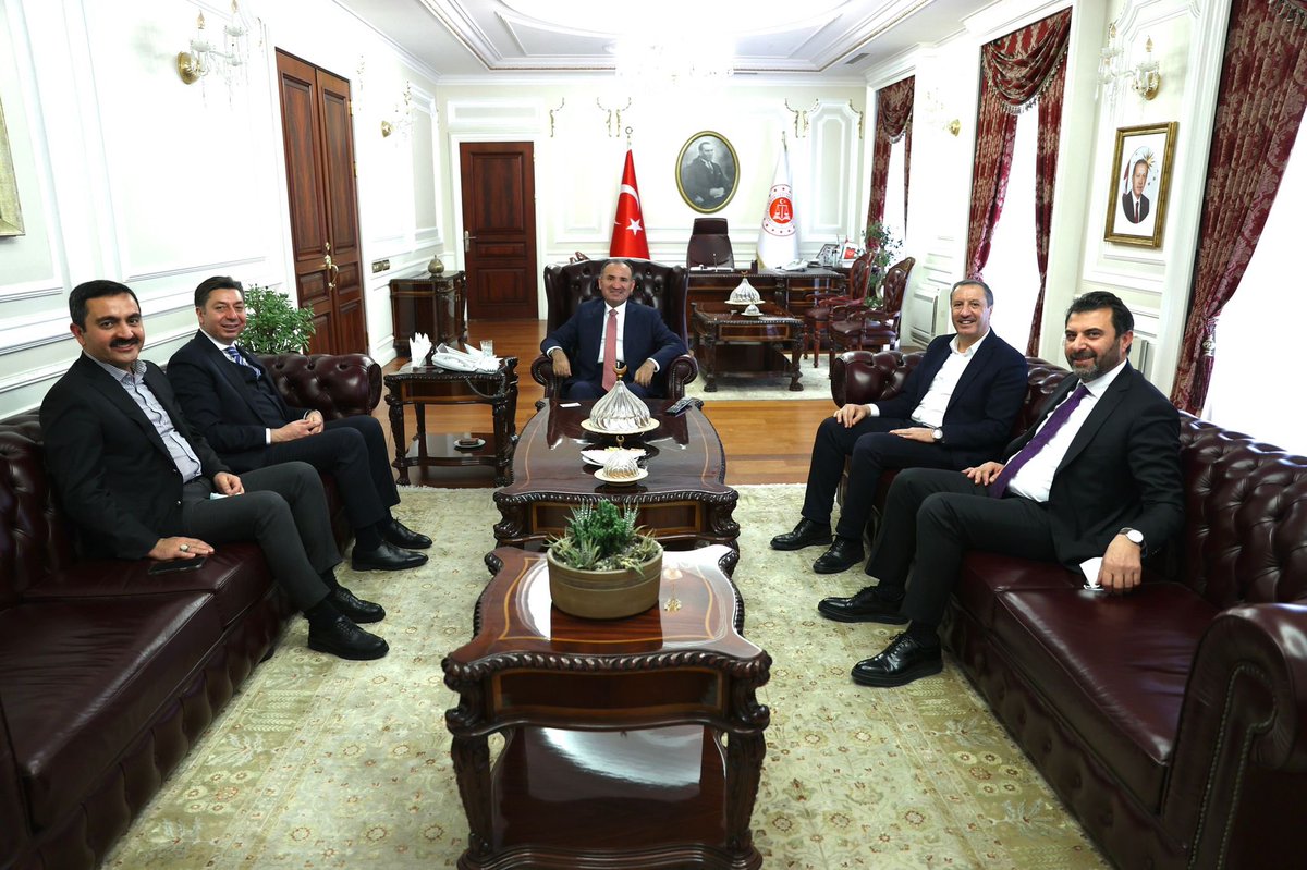 yasarbahceci's tweet photo. Anadolu’nun yetiştirdiği önemli siyasetçilerden, Kırşehir’le ilgili konularda desteğini her zaman çok güçlü yanımızda hissettiğimiz değerli büyüğümüz Adalet Bakanımız Sayın Bekir Bozdağ’a hayırlı olsun ziyaretinde bulunduk. Rabbim muvaffak eylesin @bybekirbozdag https://t.co/BaFmJ30Lp9