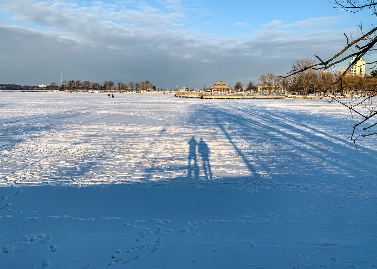 G_VanderUnit's tweet photo. A different kind of Baywatch! Cold! 
#hamont #ice #snow #lakeontario #princesspoint #bay #winter #cold #walk #sunset #bridges #birds #water #snowy (Sun 30 Jan 2022) https://t.co/Vlvl8IpSye