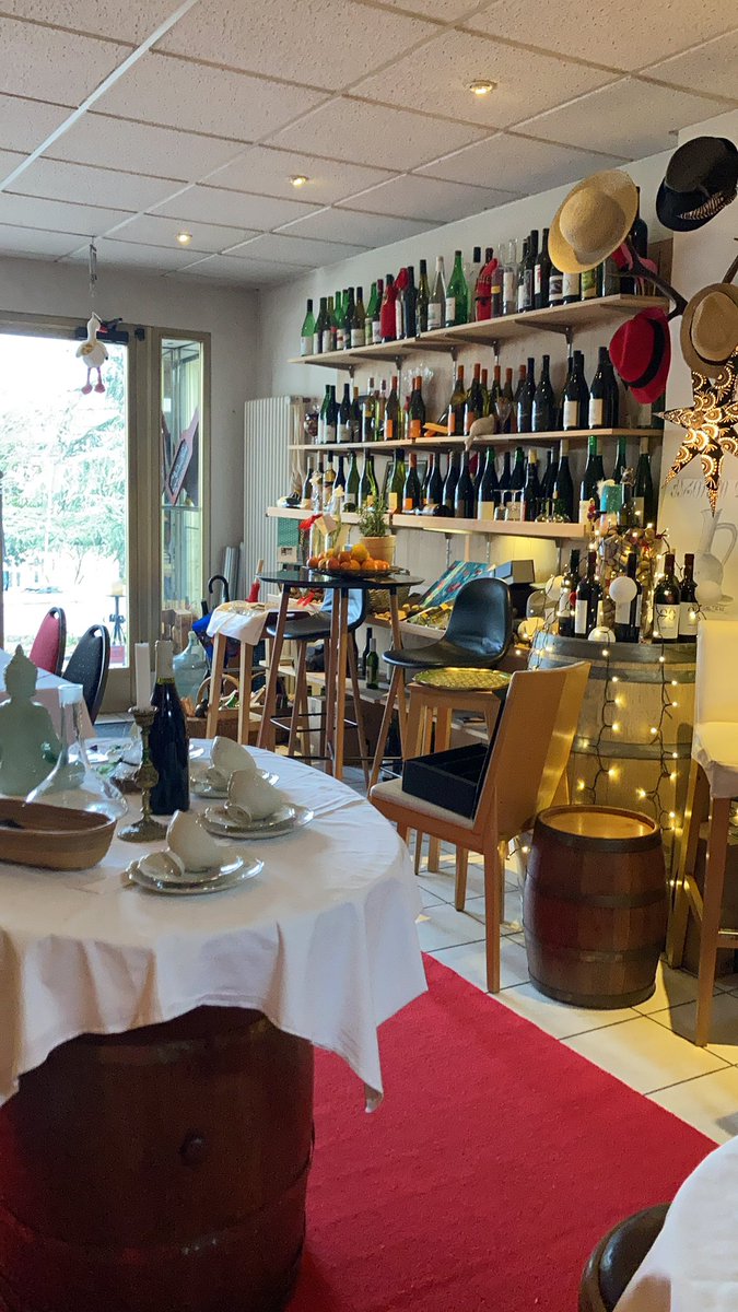 VaxMasx's tweet photo. Die besten Weine des Markgräflerlandes in meiner Galerie Wein und Kunst. Kaiserstrasse 10 Badenweiler @VaxMasx #wein #winelover #art #wine https://t.co/NqtSZaW5K8