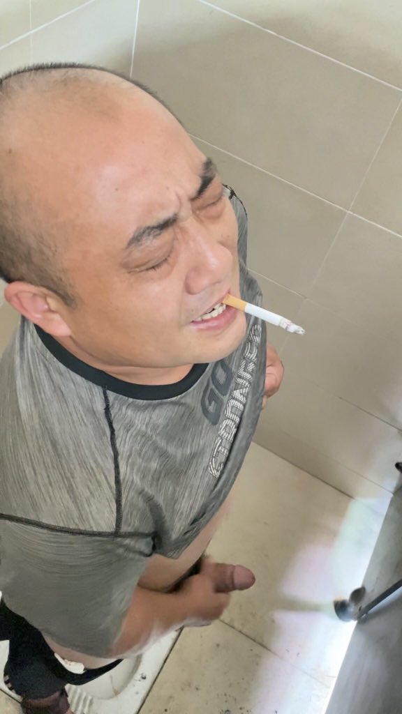 Adam_04732's tweet photo. 帅大叔厕所飞机射精 https://t.co/iPlQTsK0bO