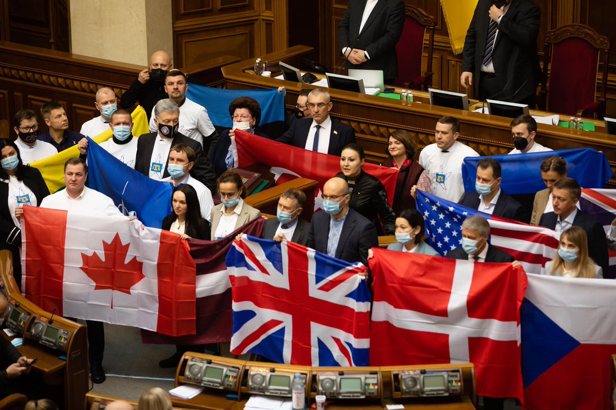 _Nik___'s tweet image. Западные посольства не уезжают из РФ - не верят, что террористические войска Украины приблизятся к Москве. Зато уверены, что воины Донбасса в освободительном походе займут Киев.
ФОТОФАКТ. Ешё не сбежавшие бандеровские депутаты  Рады машут флажками стран, эвакуировавших посольства