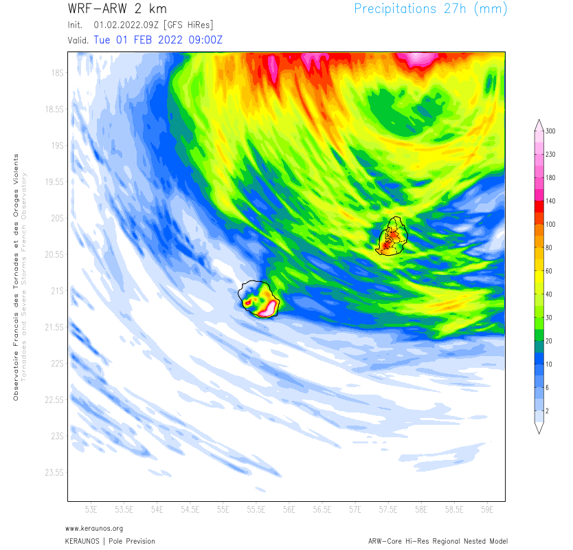 Forte orographie sur les reliefs de #LaReunion en attendant le passage de #Batsirai au nord de l'île. 
Le flux de sud-est va favoriser l'intensification des pluies sur le volcan avec plus de 300 mm envisagés d'ici mercredi midi. 