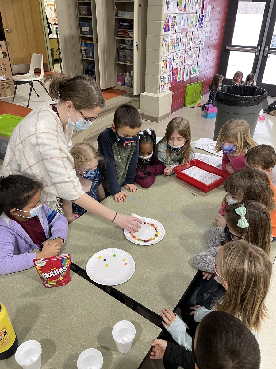kcdelay's tweet photo. rainbow science fun!! 🌈🧪 #d61kidsclub #skittles #tastetherainbow https://t.co/NsT2kSMQBY