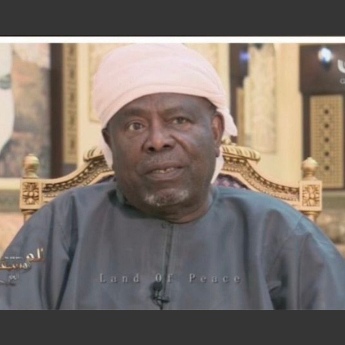 مع وفاة نوخذا أو مجدمي أو نجار أو بحار تتمزق صفحة أخرى من تاريخ مدينة صور البحري العظيم.
تعازينا لعائلة الوستاد مول (سبيت بن خميس بن فرج العلوي)
كان يرحمه الله أحد المساهمين في حفظ التاريخ البحري الصوري والذي استفاد منه كثير من الباحثين وطلبة العلم.
إنا لله وإنا إليه راجعون.