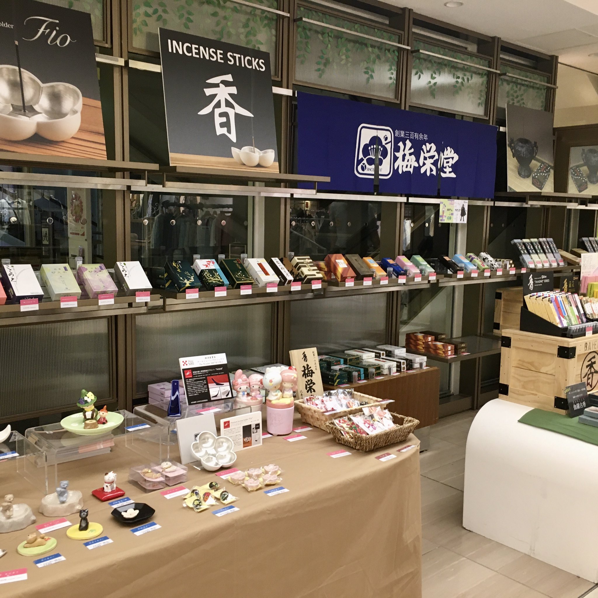 お香 お線香の梅栄堂 公式 大阪高島屋5階です 2月2日より2月8日まで梅栄堂のポップアップショップがオープンします エスカレーターの横でとても見つけやすい場所です 皆様のご来店をお待ちしております お香 線香 香り 伽羅 沈香 白檀 大阪