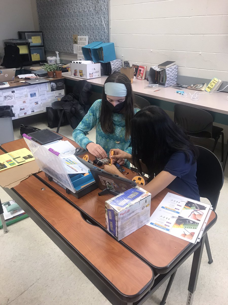 heallens's tweet photo. LMS students learned about the Hummingbird bit and built a rover robot! @hempfield @birdbraintech #STEM https://t.co/YWiigJi81F