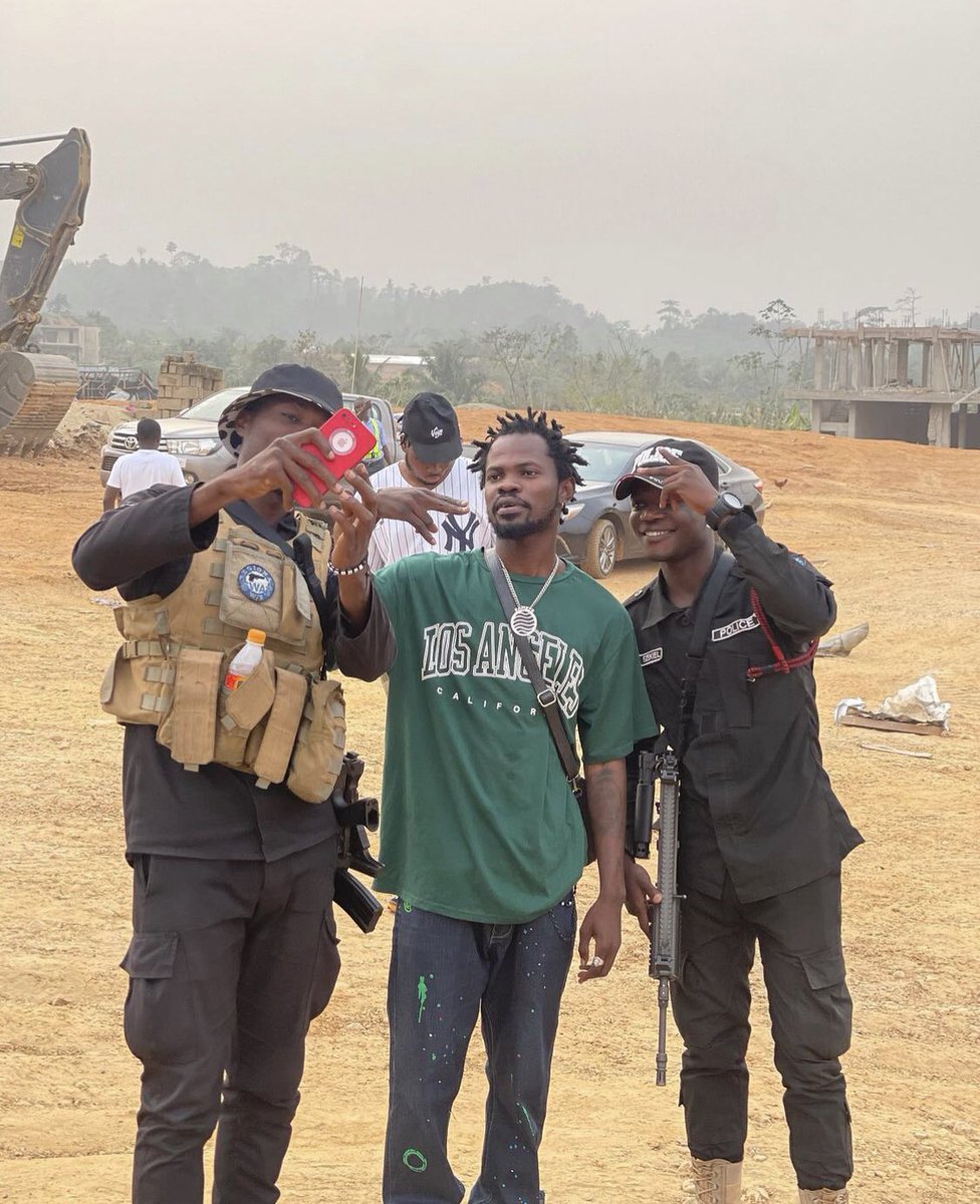 odartey_gh's tweet photo. Ghanaian artiste @fameyeworldwide visited the people of Apietse (Bogoso) to make donations to them. Bless you Fameye for the kind gesture 🙏🏾 #bogoso #bogosoexplosion #begoso #fameye https://t.co/WSag0niY5x