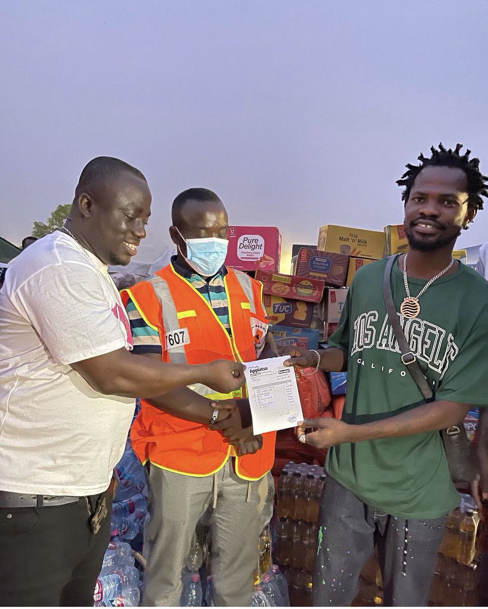 odartey_gh's tweet photo. Ghanaian artiste @fameyeworldwide visited the people of Apietse (Bogoso) to make donations to them. Bless you Fameye for the kind gesture 🙏🏾 #bogoso #bogosoexplosion #begoso #fameye https://t.co/WSag0niY5x
