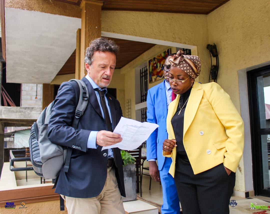 FondationManik's tweet photo. 🔴Séjour à #Kisangani de l'Ambassadeur @Allemagne_RDC. Reçu au Lycée @MalikiahL, Dr. Oliver Schnakenberg  a eu des  échanges avec la sénatrice @MadeleineNikom2 sur les défis de l'éducation dans la province de la Tshopo. 1/3 https://t.co/AuaLjNZ7ra