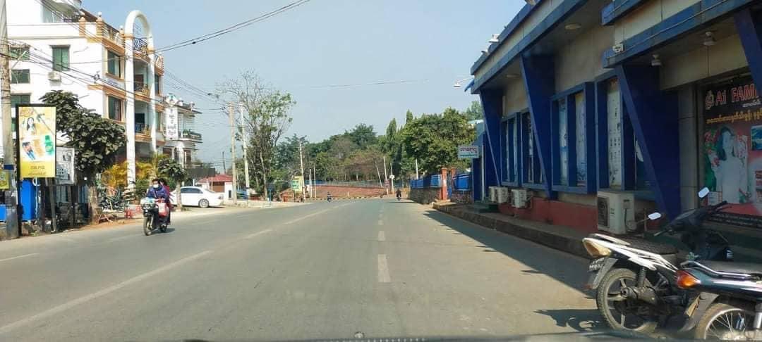 katycho22222's tweet photo. Today scene in #Lashio and #Thaton townships 
#SilentStrike against military coup. No ppl,no car &amp; motorcycle are on the streets,no shops opened .
Our city our rule our will.🤐#RedCampaign_1YearOfRevolution 
#2022Feb1Coup #WhatsHappeningInMyanmar https://t.co/c4XSVvuvca