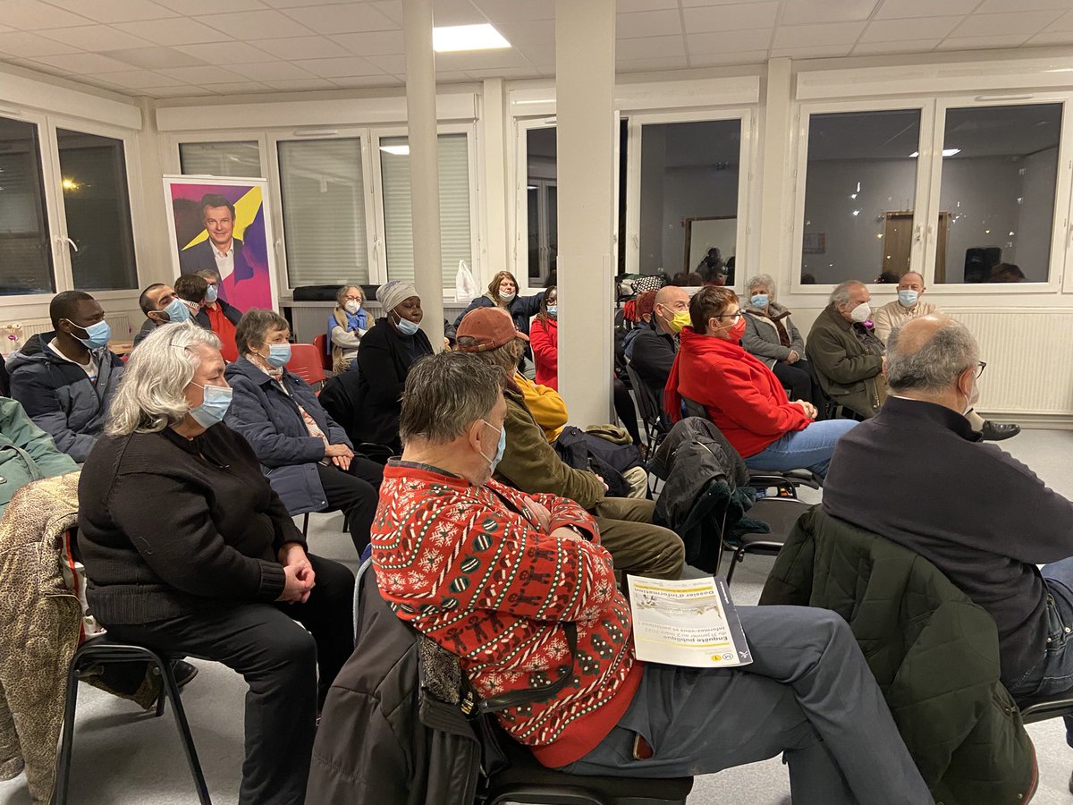 PCF_Montreuil's tweet photo. Bel échange sur les transports organisé par le PCF aux Ruffins en présence de @taylan_cos et @DidierMignot ! Les nombreux témoignages des habitants montrent la nécessité de s’organiser contre la politique menée par @vpecresse à la région @iledefrance ! https://t.co/lk6MhWwt7X