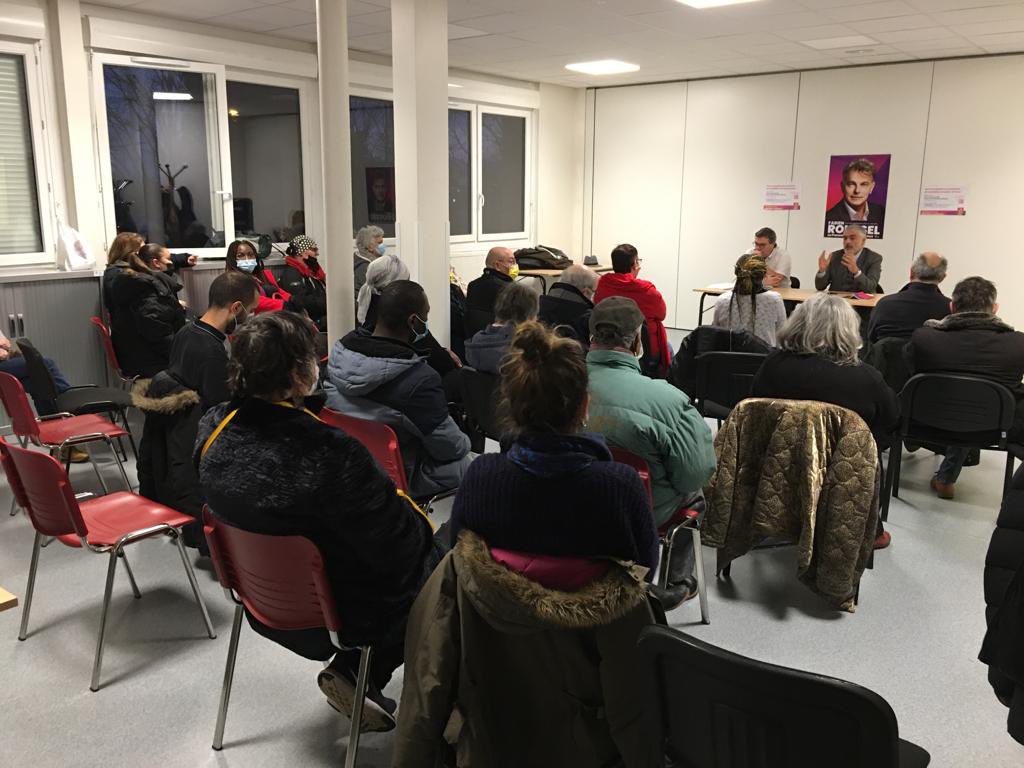 PCF_Montreuil's tweet photo. Bel échange sur les transports organisé par le PCF aux Ruffins en présence de @taylan_cos et @DidierMignot ! Les nombreux témoignages des habitants montrent la nécessité de s’organiser contre la politique menée par @vpecresse à la région @iledefrance ! https://t.co/lk6MhWwt7X