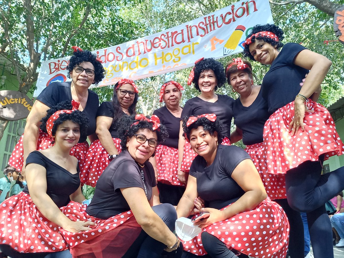 irinagomezcor's tweet photo. Bienvenida a estudiantes con sorpresas, payasos y el show de las negritas Puloy. Ver sonreír a nuestros niños es lo mejor. Institución Educativa San Vicente de Paúl Sincelejo-Sucre Sede San Francisco de Asís @Mineducacion @PTA_Colombia @yira_osorio https://t.co/W4ZePbbhJH