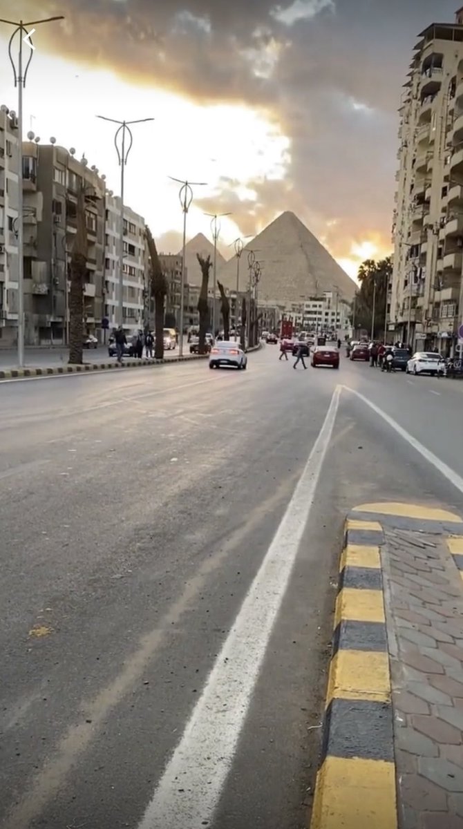 في مصر بس اللي تبقي ماشي في الشارع في آمان الله تلاقي آخر الشارع هرمين