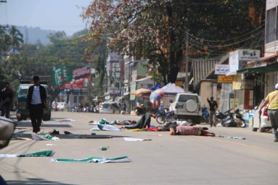 Khithitofficial's tweet photo. တာချီလိတ် စစ်တပ်ထောက်ခံပွဲ ဗုံးပေါက်ကွဲပြီးနောက် စစ်တပ်က ပစ်ခတ်၍ တပ်ထောက်ခံသူ ၂ ဦး သေဆုံးပြီး လူ ၃၀ ကျော်ဒဏ်ရာရ
ရန်ကုန်၊ ဖေဖော်ဝါရီ ၁
Read More -> https://t.co/SPe5ZwmSs0 https://t.co/YNBsv9UmRr
